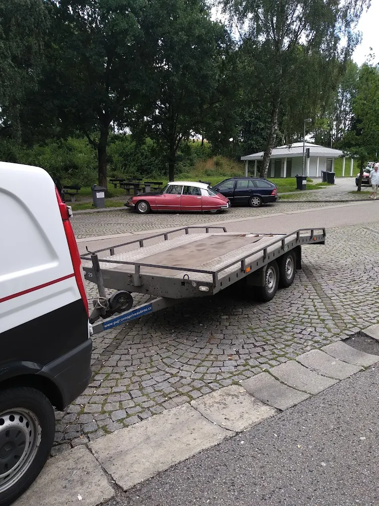 Autopřepravník zapojený za dodávkou zákazníka před nakládkou veterána