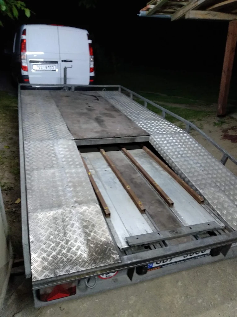 Plošina autopřepravníku s vyklopenými nájezdovými rampami